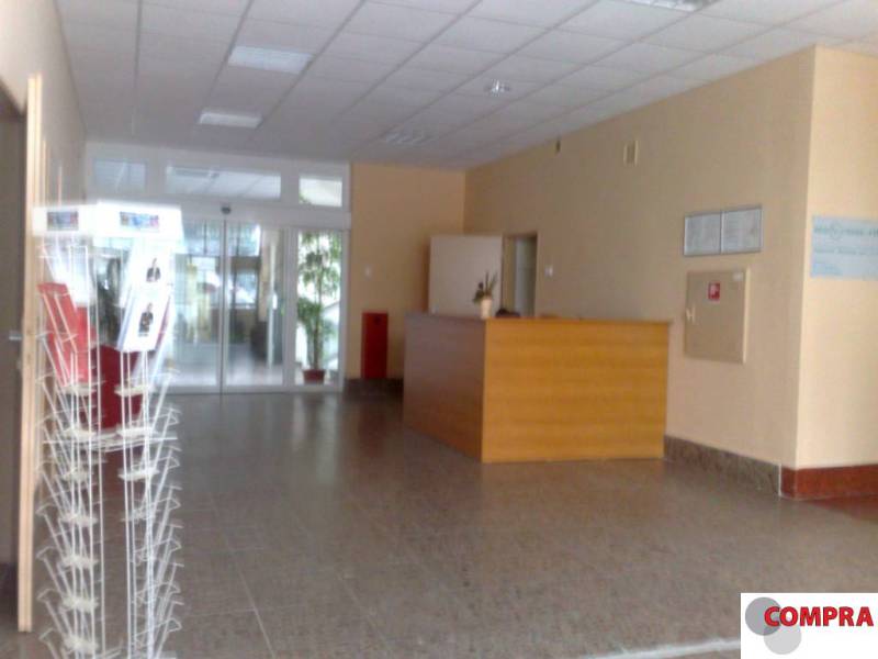 Malá kancelária - 12 m2  oproti VIVO + parkovanie